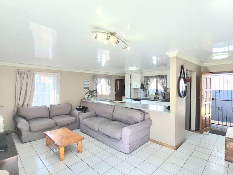 Charming Family Home with Pool and Exceptional Entertainment Space - Photo 8