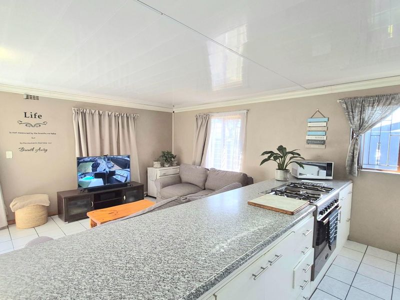 Charming Family Home with Pool and Exceptional Entertainment Space - Photo 7