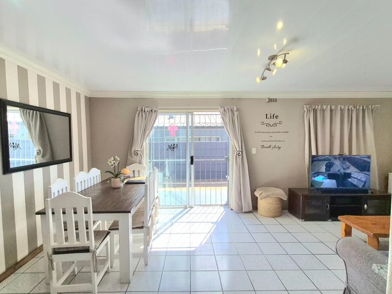 Charming Family Home with Pool and Exceptional Entertainment Space - Photo 2