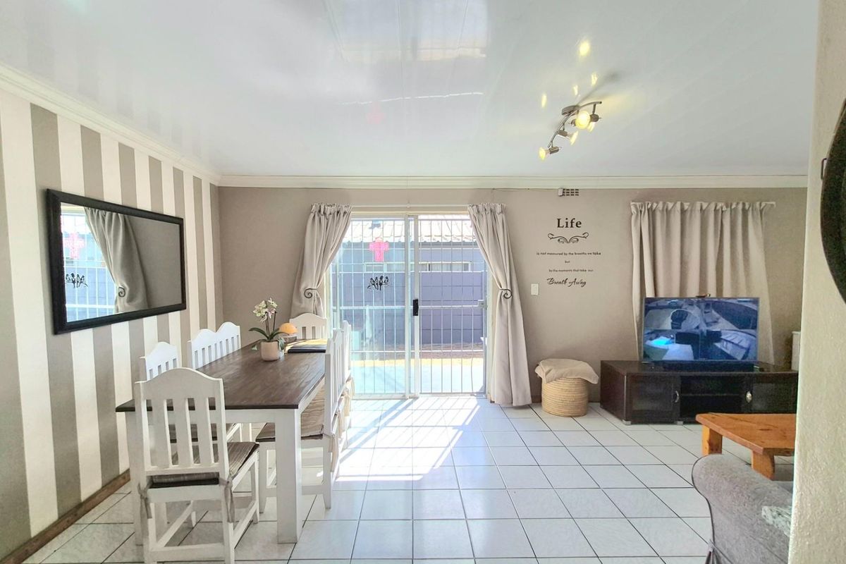 Charming Family Home with Pool and Exceptional Entertainment Space - Photo 2