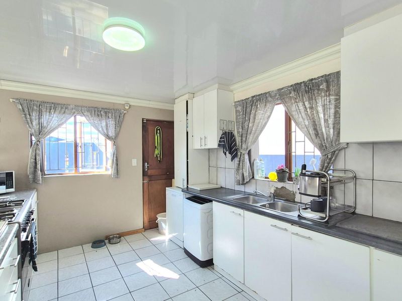 Charming Family Home with Pool and Exceptional Entertainment Space - Photo 5