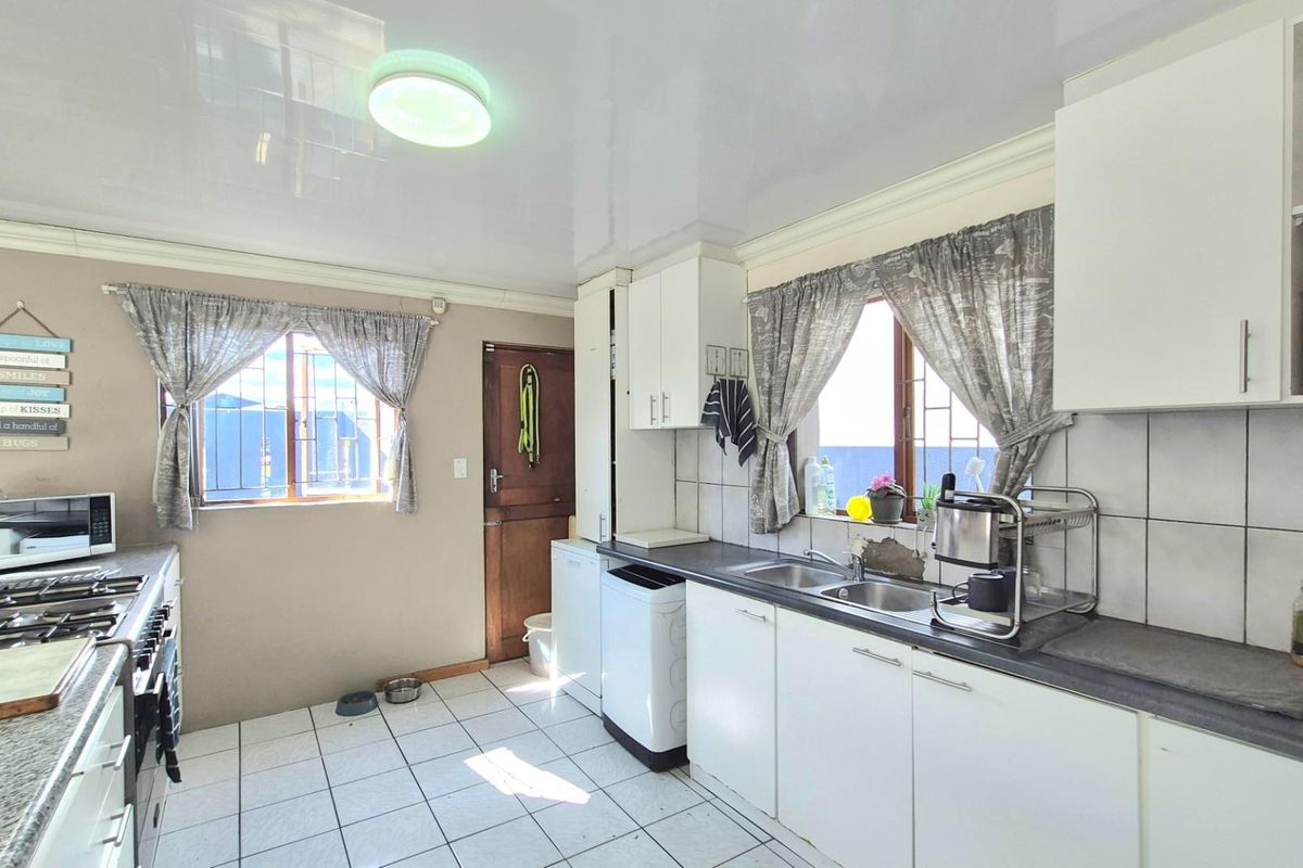 Charming Family Home with Pool and Exceptional Entertainment Space - Photo 5