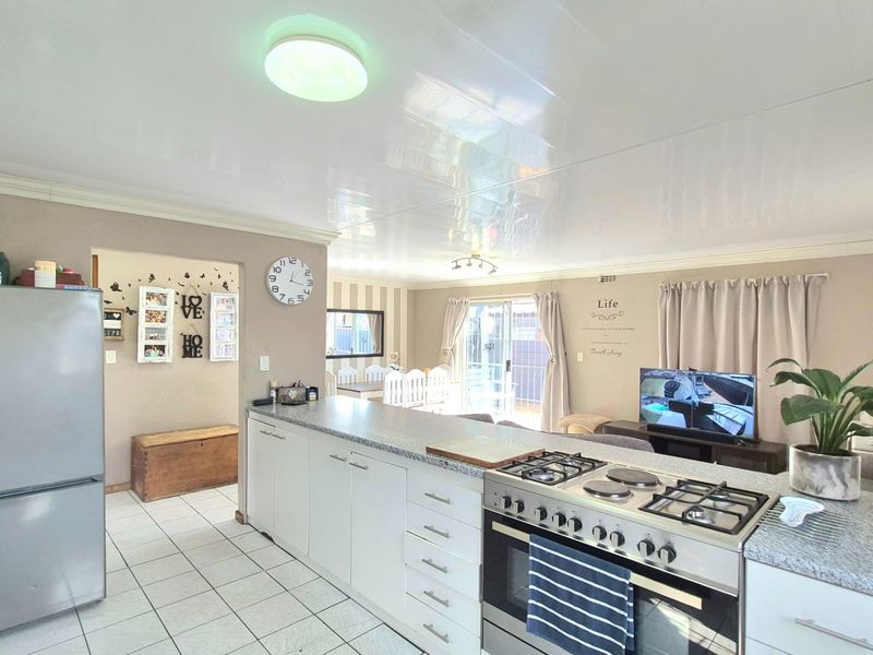 Charming Family Home with Pool and Exceptional Entertainment Space - Photo 4