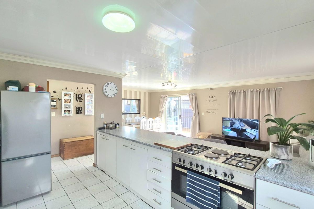 Charming Family Home with Pool and Exceptional Entertainment Space - Photo 4