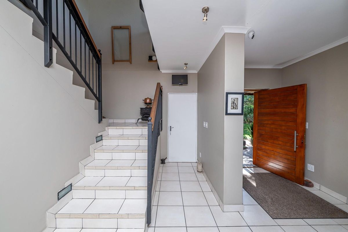 Immaculate, Private Living in Deo Gracia - Exceptional Value | 4 Bed, 2 Bath plus Study - Photo 4