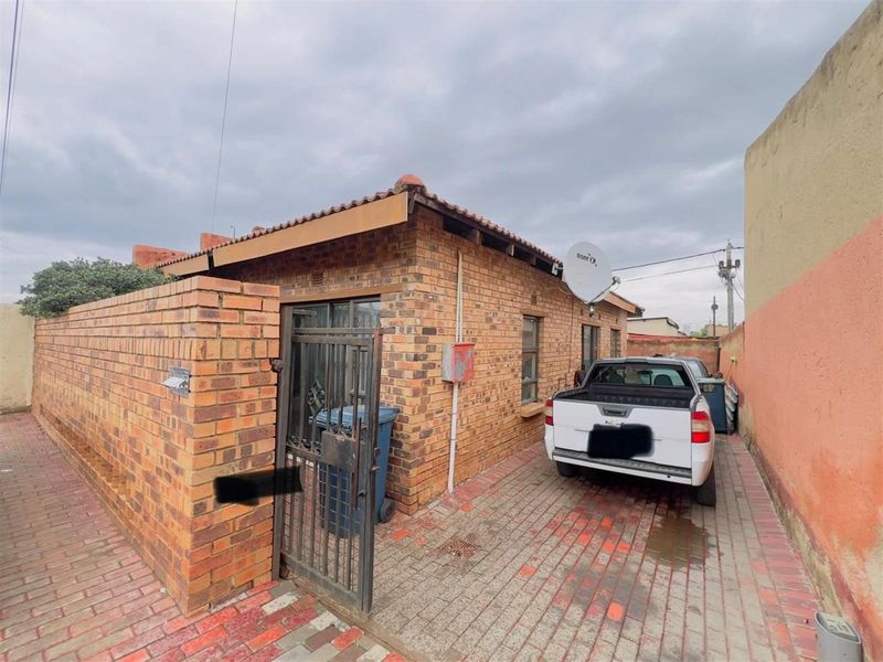 House For Sale in Phiri, Soweto - Photo 1