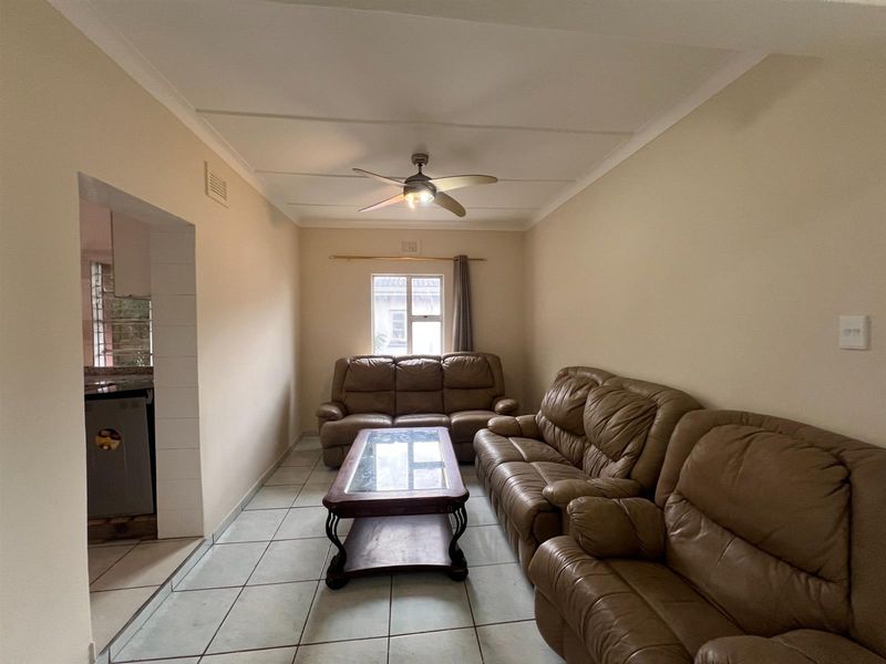 3 Bedroom Apartment To Rent in Umbilo, Durban, KwaZulu-Natal - Photo 2