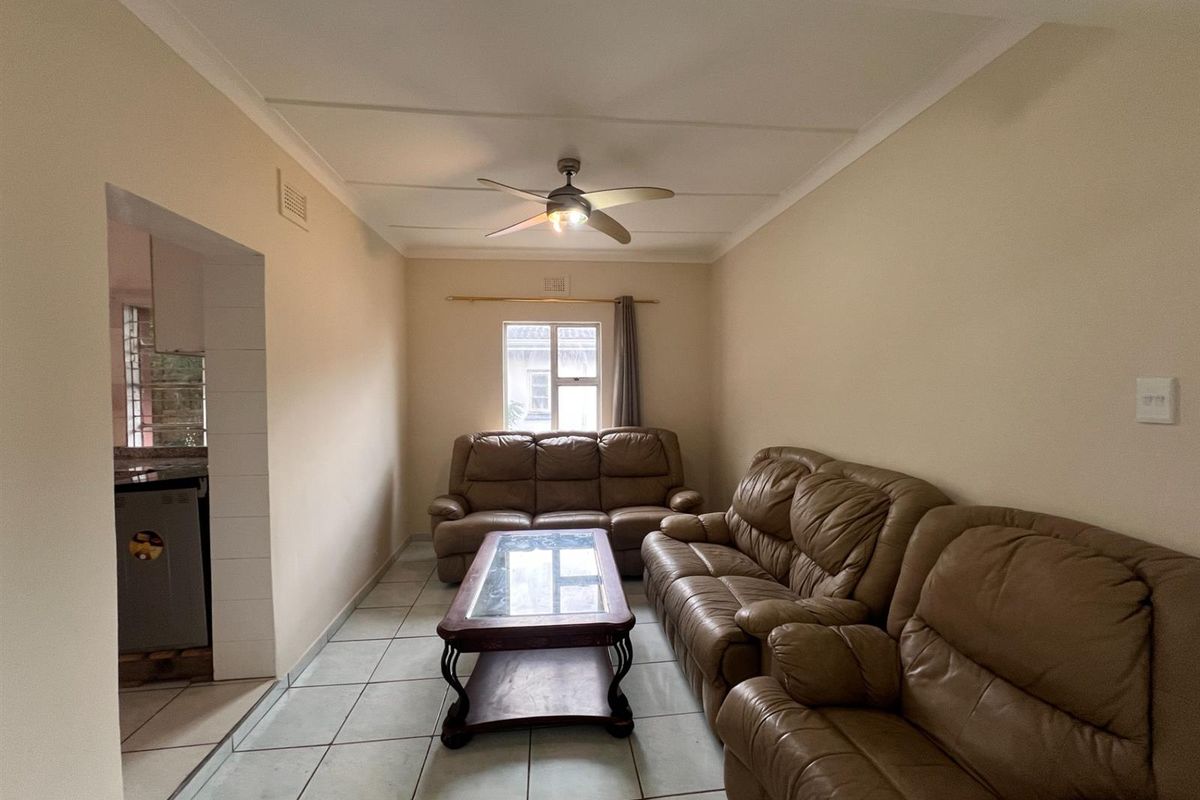 3 Bedroom Apartment To Rent in Umbilo, Durban, KwaZulu-Natal - Photo 2