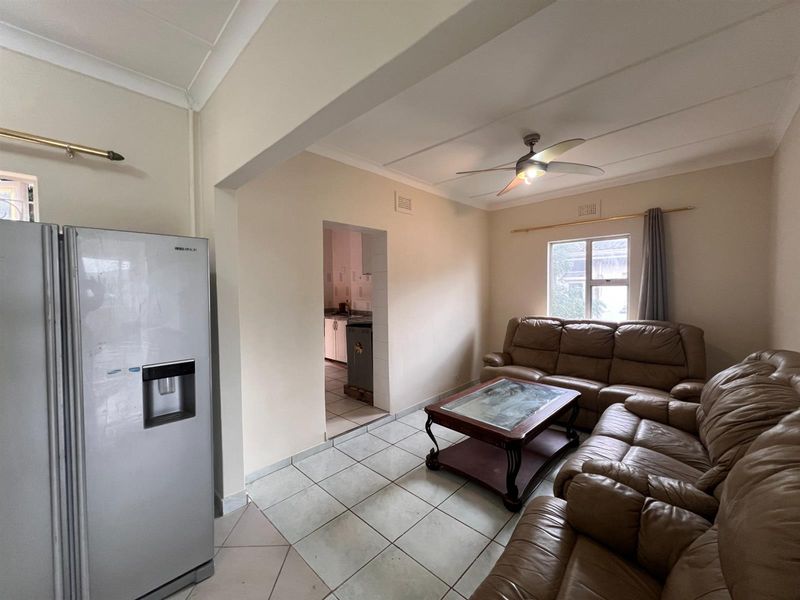 3 Bedroom Apartment To Rent in Umbilo, Durban, KwaZulu-Natal - Photo 3