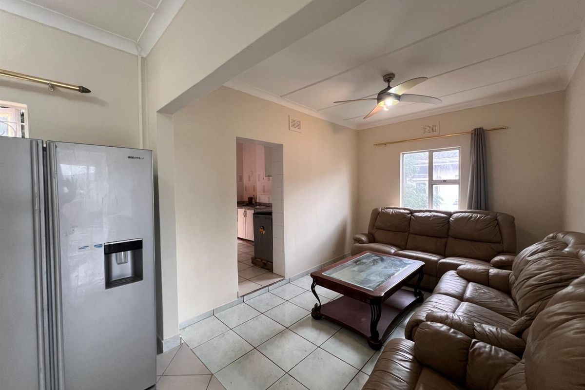 3 Bedroom Apartment To Rent in Umbilo, Durban, KwaZulu-Natal - Photo 3