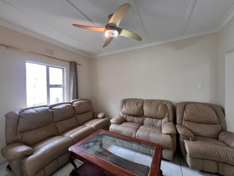 3 Bedroom Apartment To Rent in Umbilo, Durban, KwaZulu-Natal - Photo 4