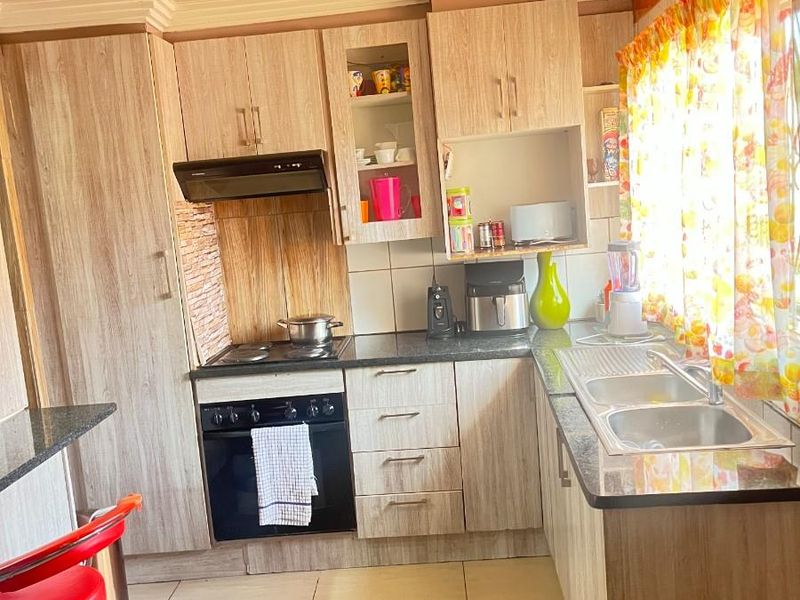 4 Bedroom House For Sale in Karenpark, Akasia - Photo 6