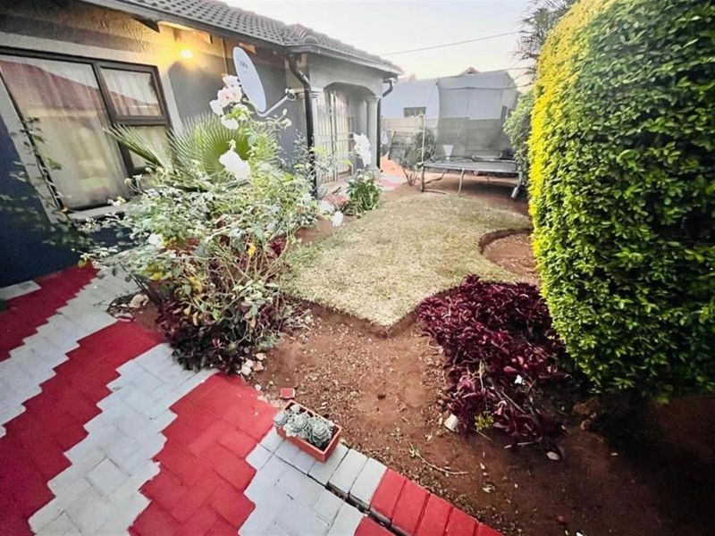 4 Bedroom House For Sale in Karenpark, Akasia - Photo 3