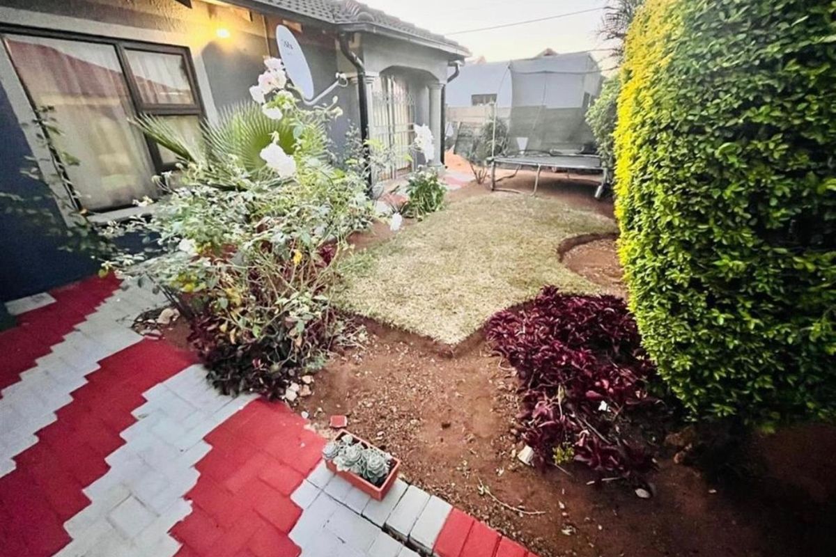 4 Bedroom House For Sale in Karenpark, Akasia - Photo 3