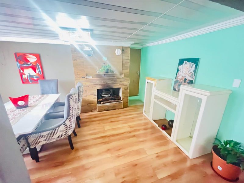 4 Bedroom House For Sale in Karenpark, Akasia - Photo 9