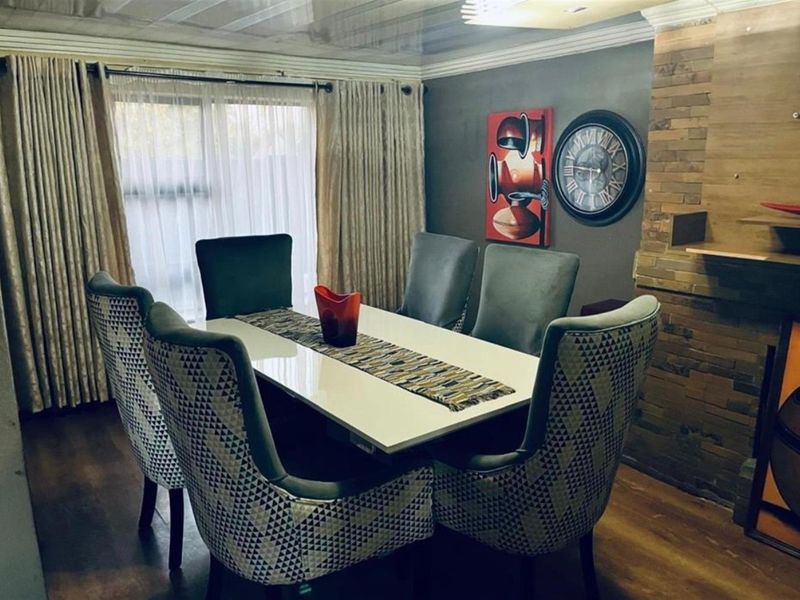 4 Bedroom House For Sale in Karenpark, Akasia - Photo 8