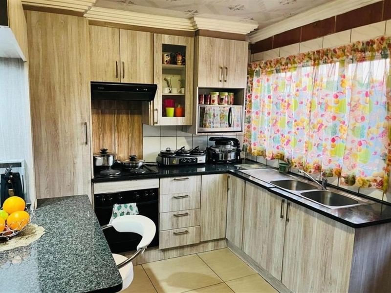 4 Bedroom House For Sale in Karenpark, Akasia - Photo 7