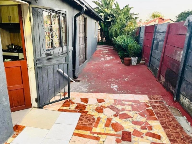 4 Bedroom House For Sale in Karenpark, Akasia - Photo 5