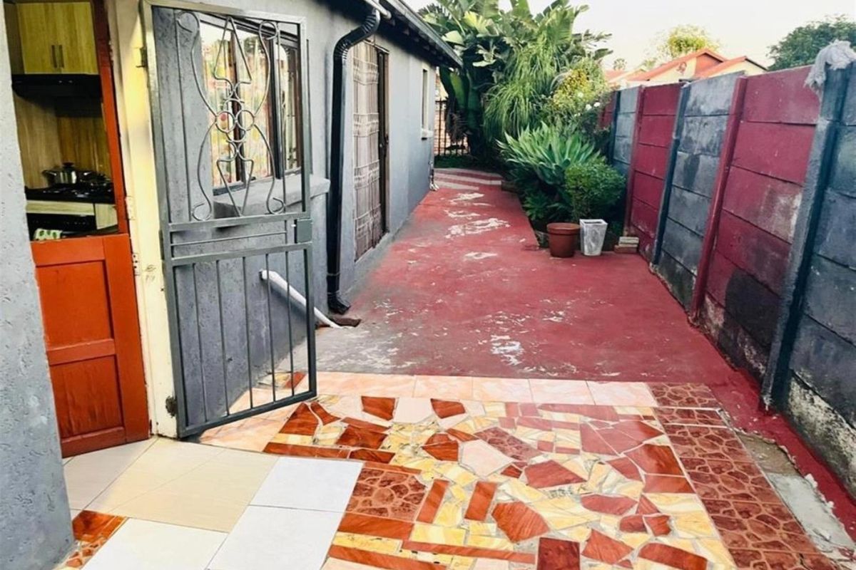 4 Bedroom House For Sale in Karenpark, Akasia - Photo 5