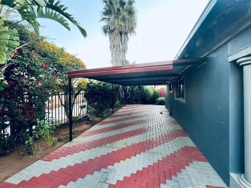 4 Bedroom House For Sale in Karenpark, Akasia - Photo 4