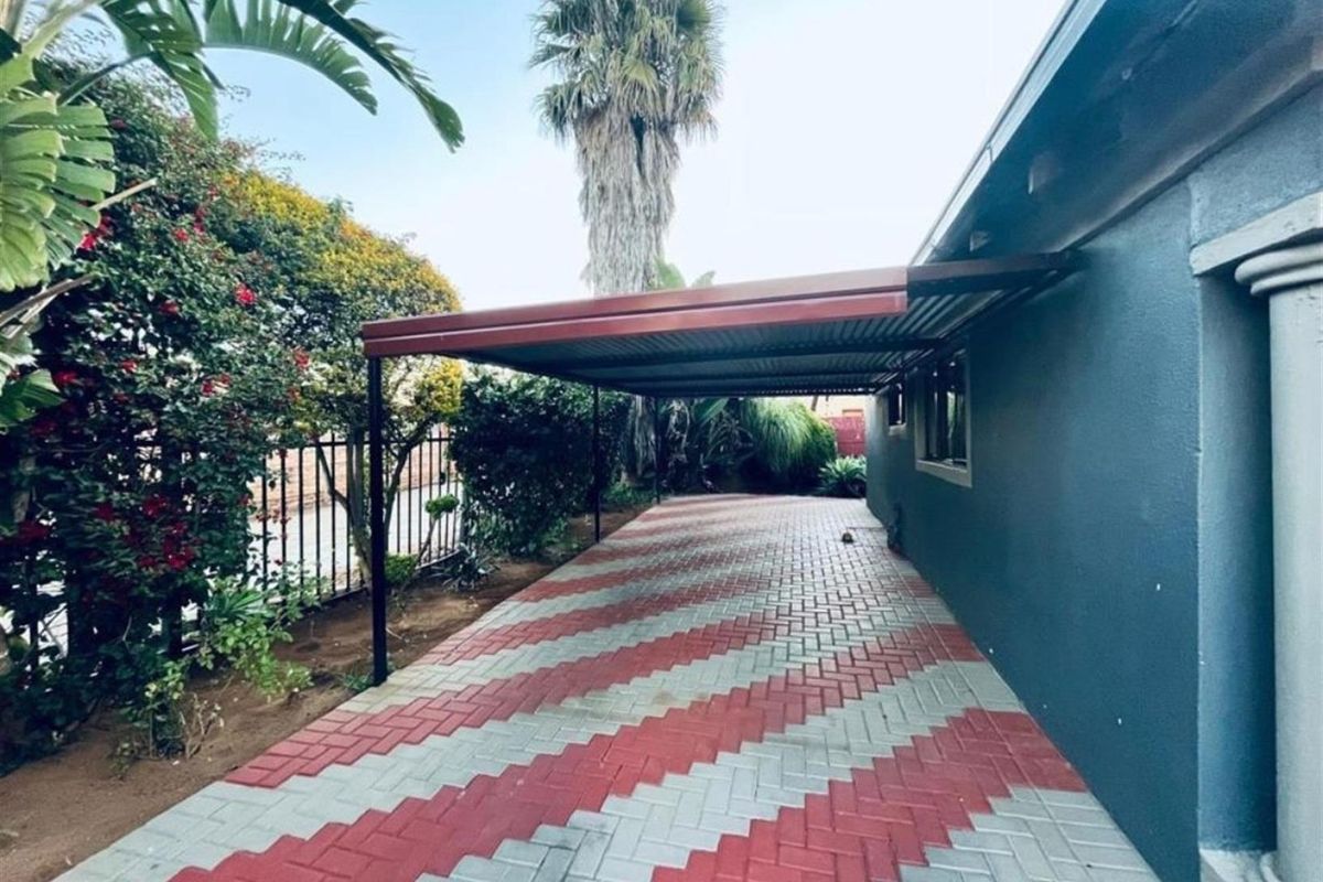4 Bedroom House For Sale in Karenpark, Akasia - Photo 4