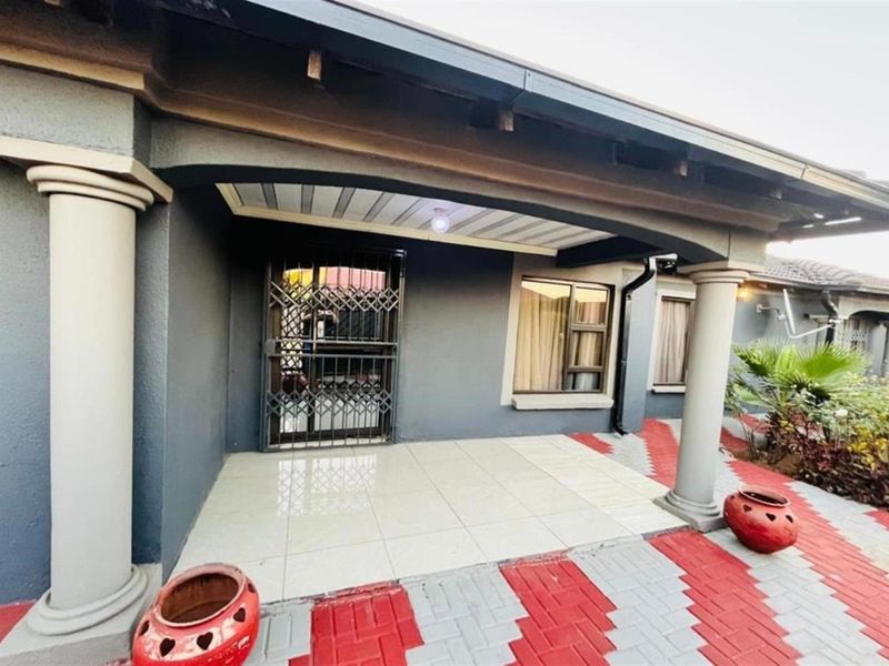 4 Bedroom House For Sale in Karenpark, Akasia - Photo 2