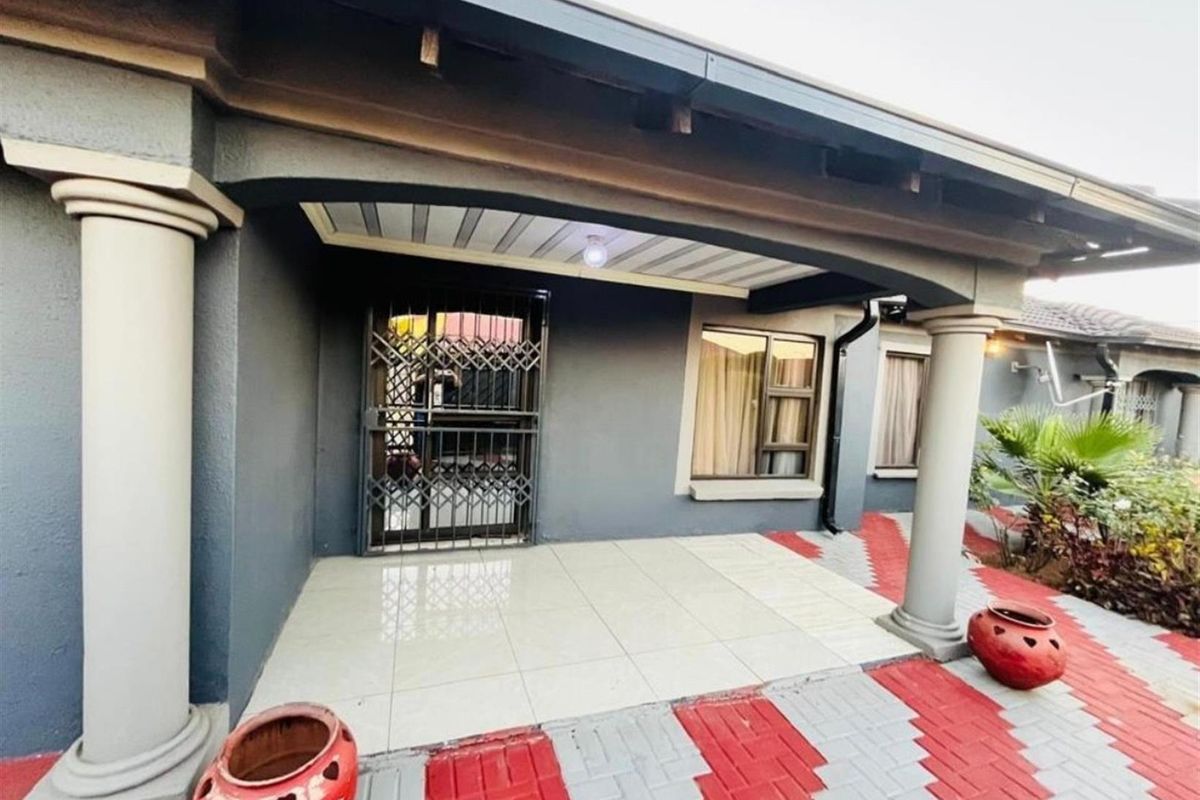 4 Bedroom House For Sale in Karenpark, Akasia - Photo 2