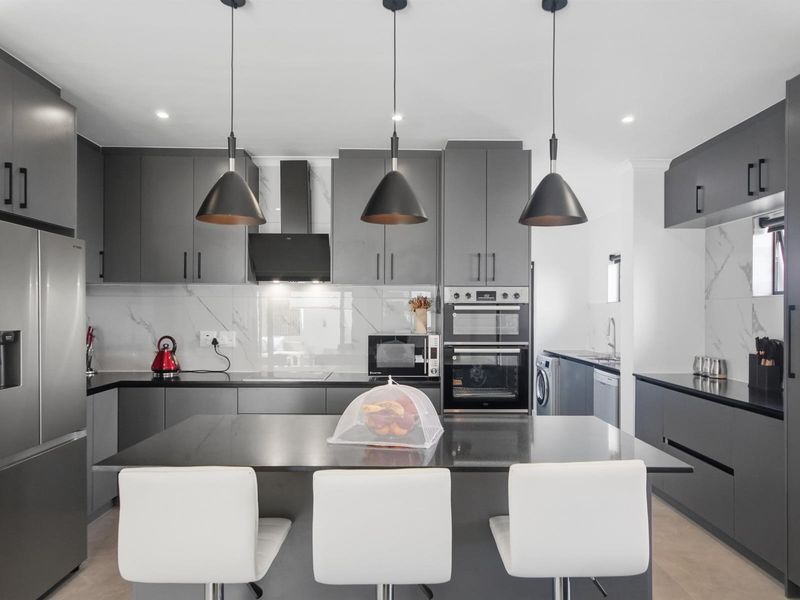 4 Bedroom Modern Double Story House in Sandown - Photo 9