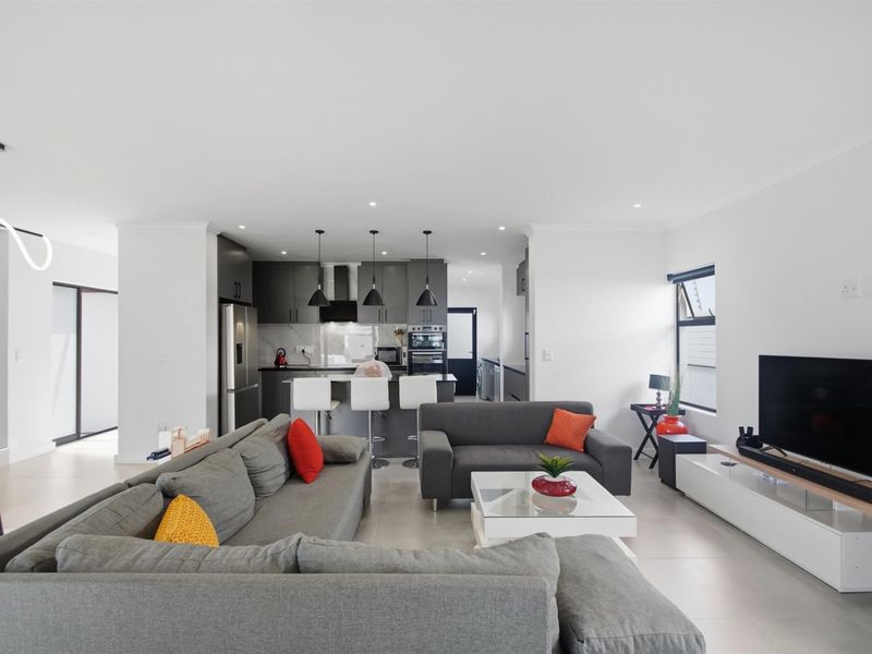 4 Bedroom Modern Double Story House in Sandown - Photo 8