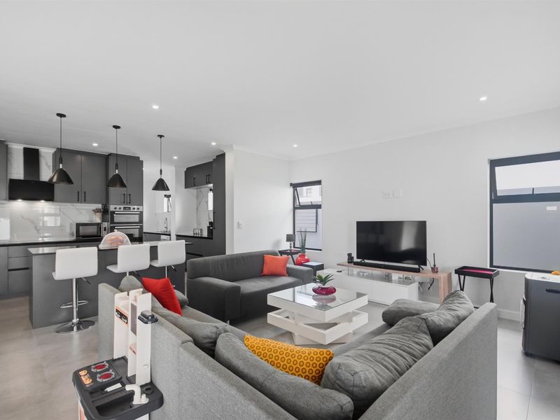 4 Bedroom Modern Double Story House in Sandown - Photo 7