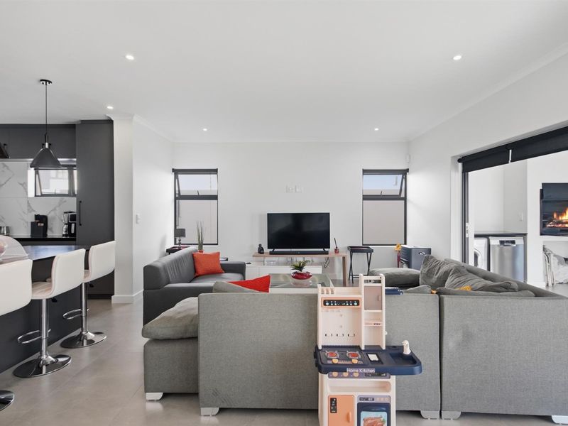 4 Bedroom Modern Double Story House in Sandown - Photo 6