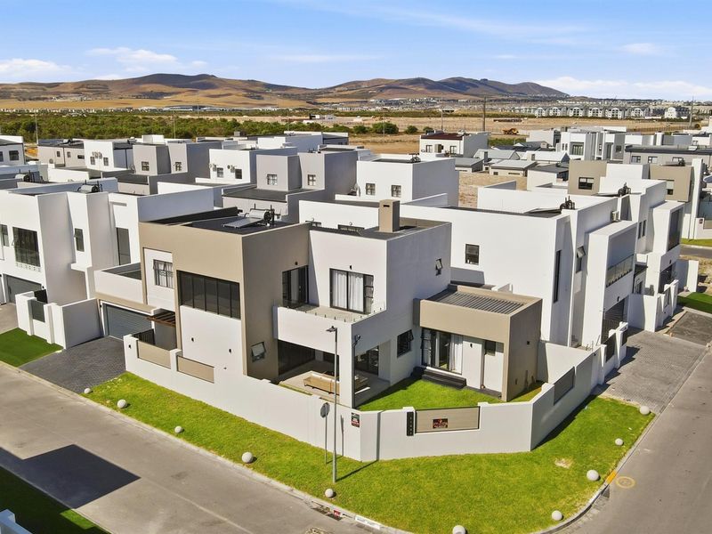 4 Bedroom Modern Double Story House in Sandown - Photo 2