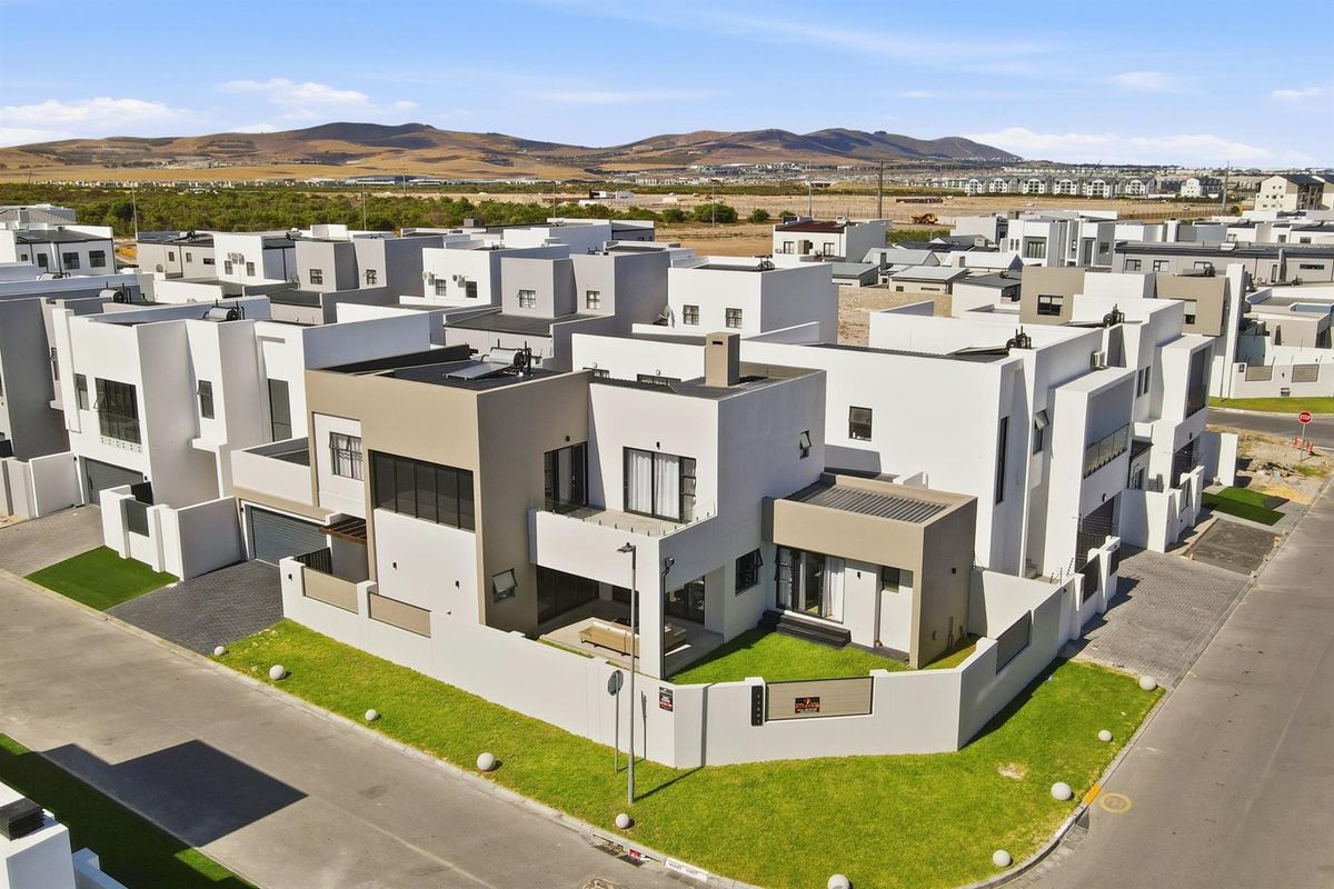 4 Bedroom Modern Double Story House in Sandown - Photo 2