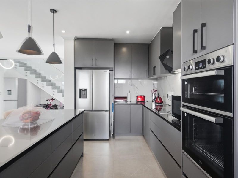 4 Bedroom Modern Double Story House in Sandown - Photo 10