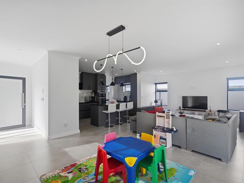 4 Bedroom Modern Double Story House in Sandown - Photo 5