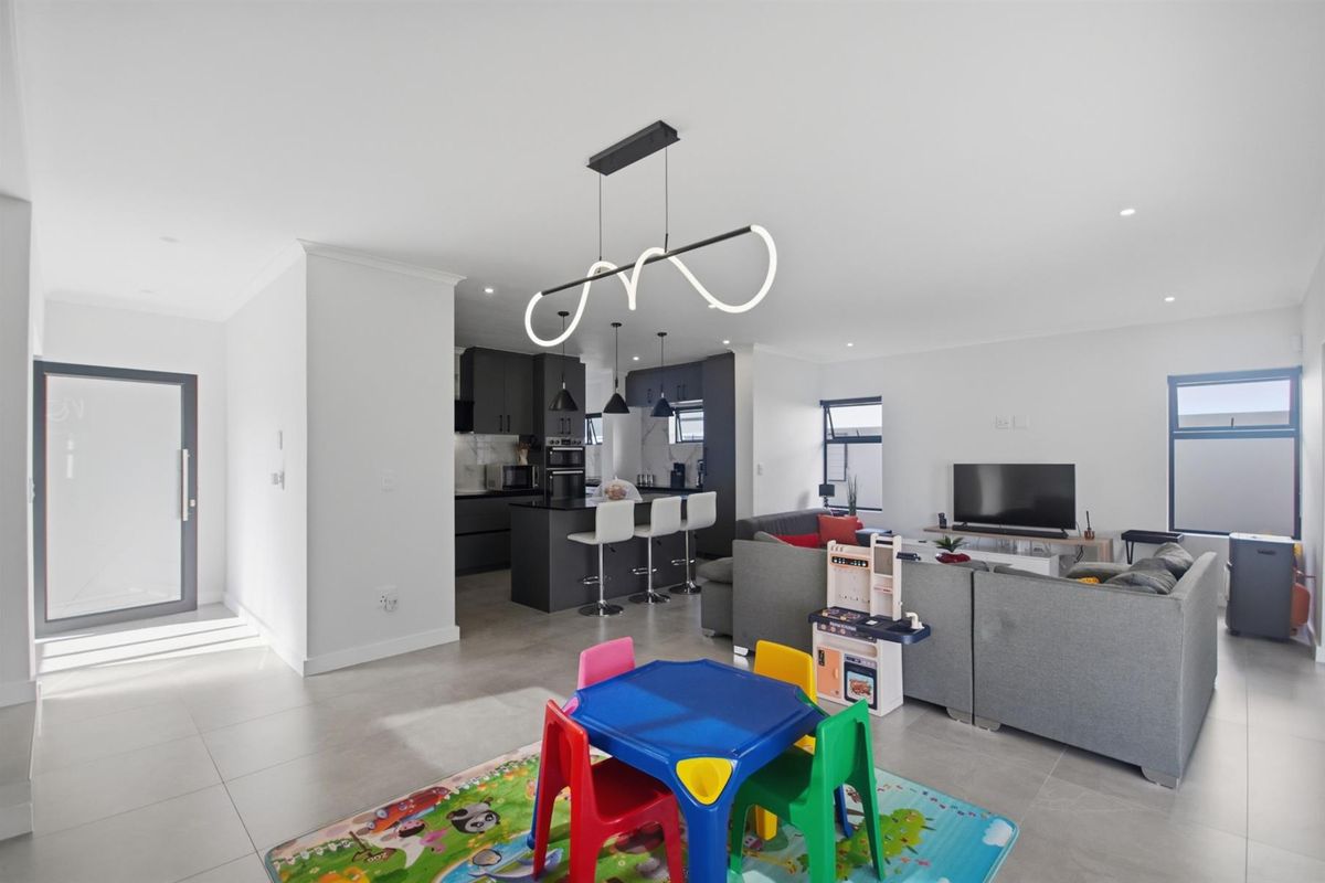 4 Bedroom Modern Double Story House in Sandown - Photo 5