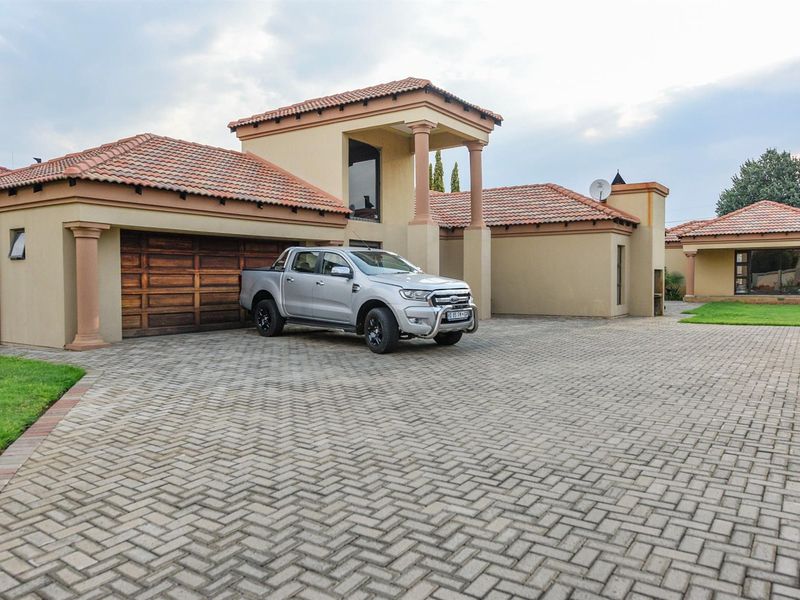 House For Sale in Vanderbijlpark Gauteng - Photo 1