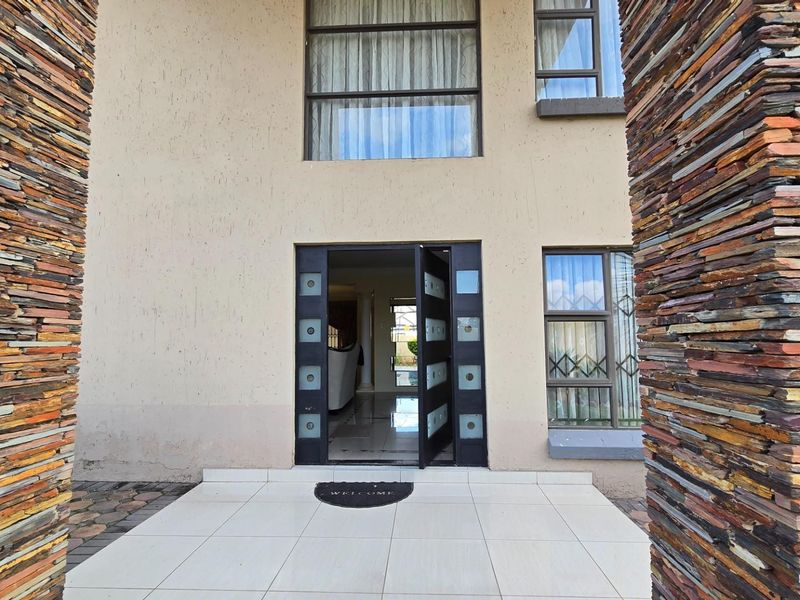 Modern double-storey home with striking design, space and effortless flow - Photo 5