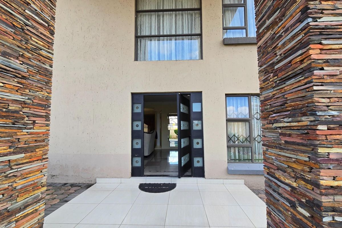 Modern double-storey home with striking design, space and effortless flow - Photo 5