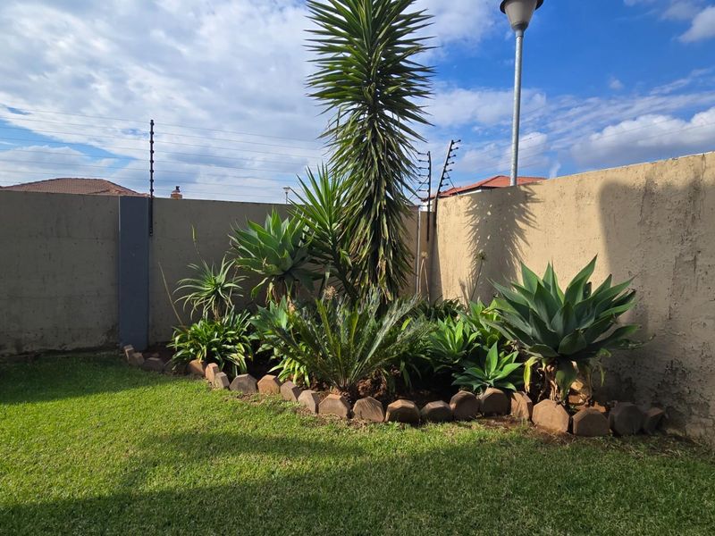 Modern double-storey home with striking design, space and effortless flow - Photo 3