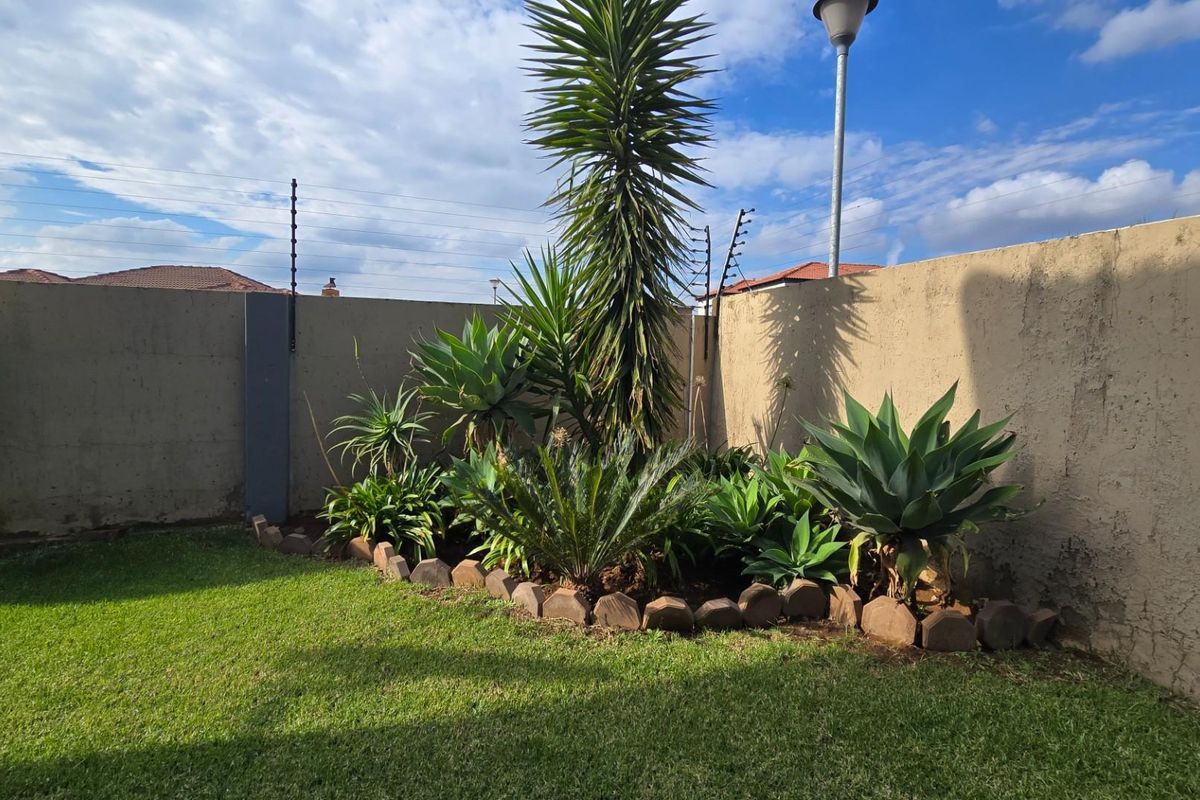 Modern double-storey home with striking design, space and effortless flow - Photo 3