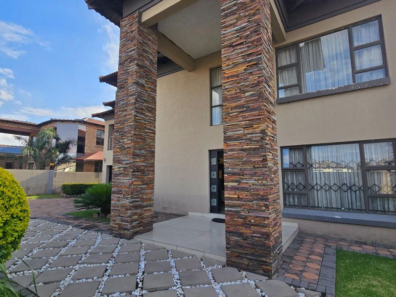 Modern double-storey home with striking design, space and effortless flow - Photo 2