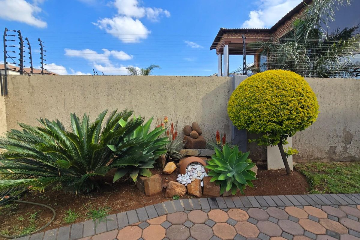 Modern double-storey home with striking design, space and effortless flow - Photo 4