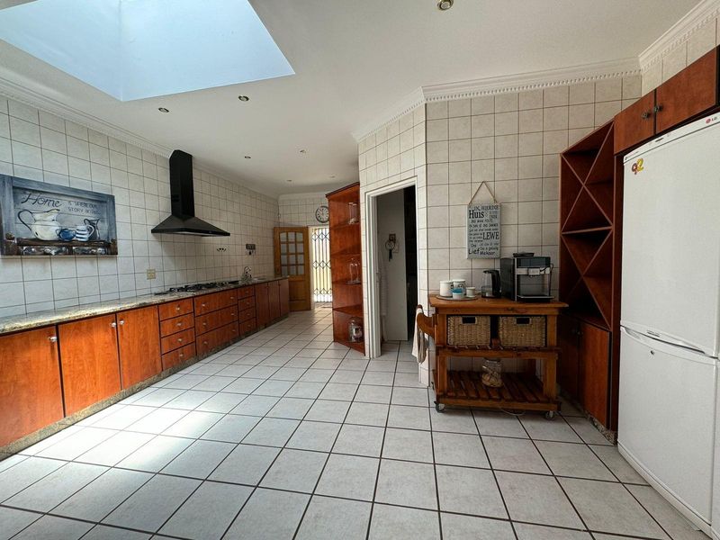 Sophisticated Carrington Road Elegance Meets Family Warmth: Your Forever Home Awaits - Photo 10