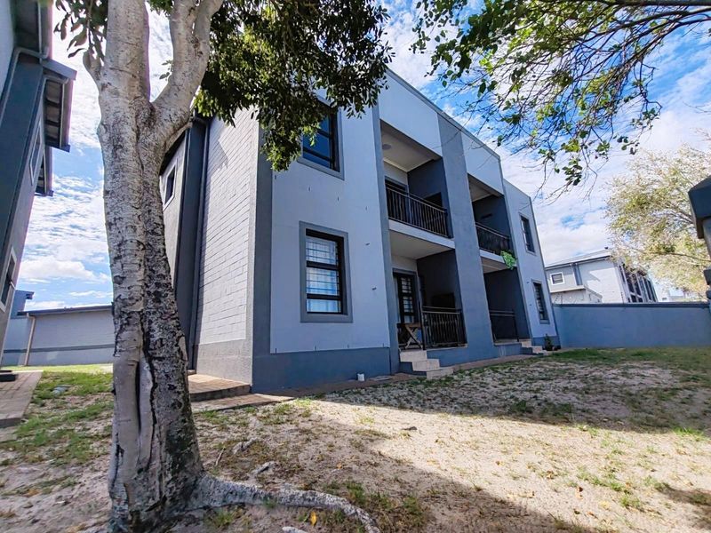 Renovated Apartment For Sale in Burgundy Estate, Milnerton - Photo 2