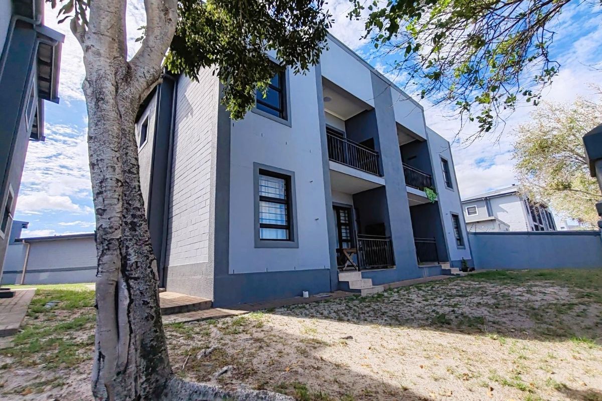 Renovated Apartment For Sale in Burgundy Estate, Milnerton - Photo 2