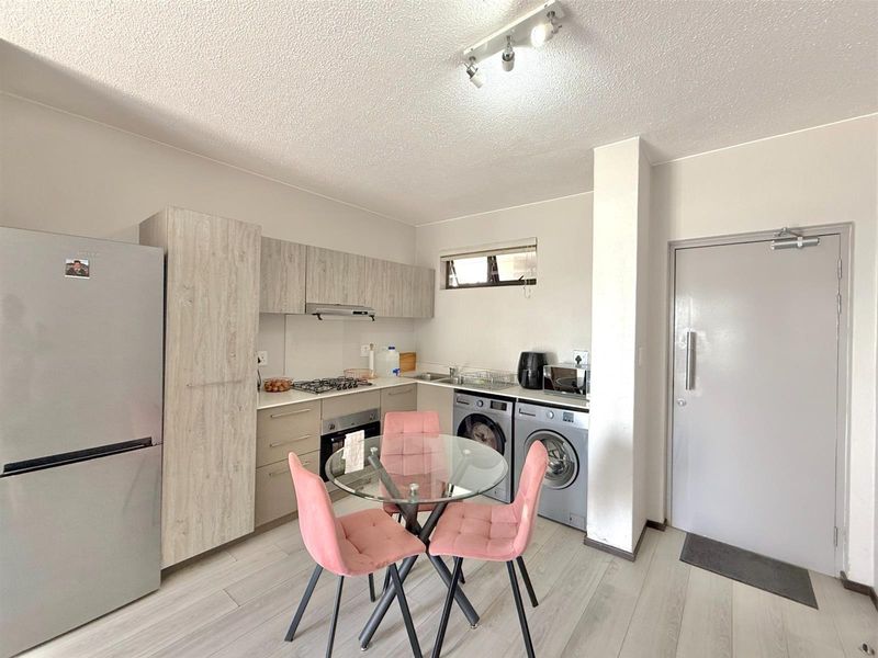 Apartment To Rent in Broadacres, Sandton - Photo 2