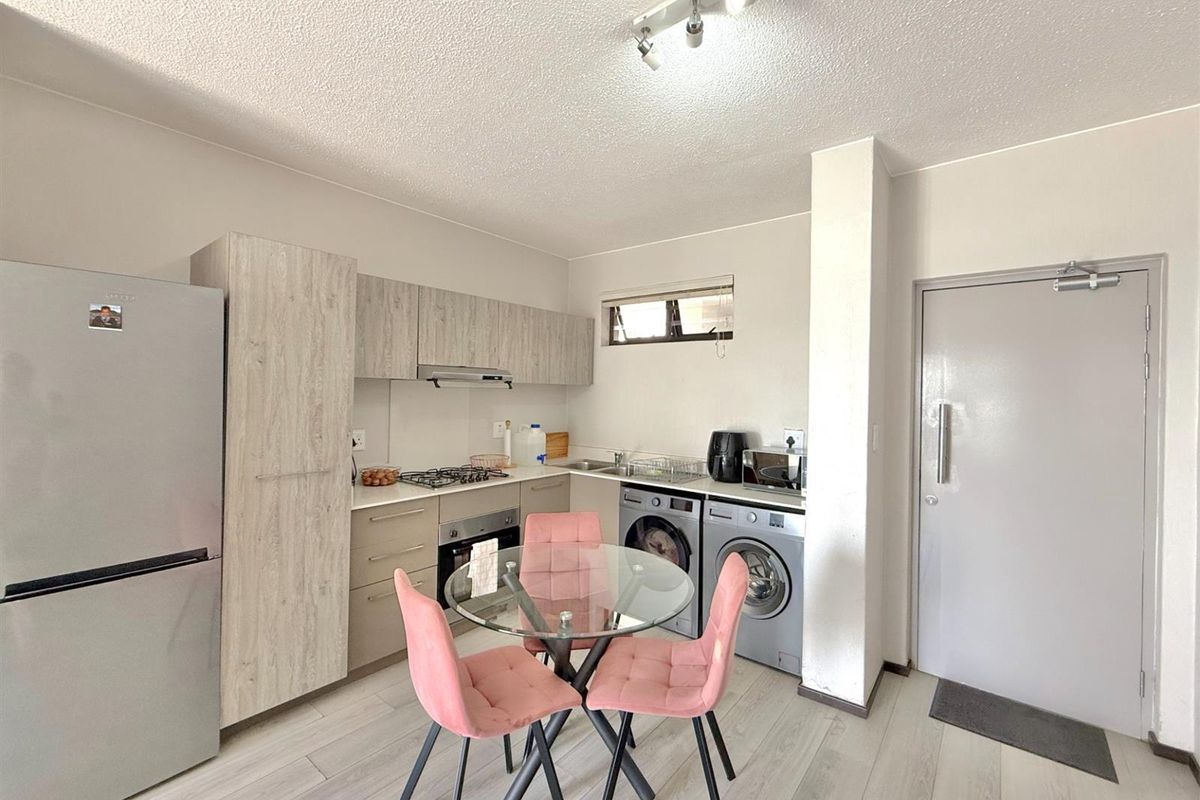 Apartment To Rent in Broadacres, Sandton - Photo 2