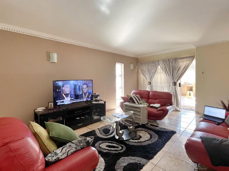 Townhouse For Sale in Bedfordview - Photo 3