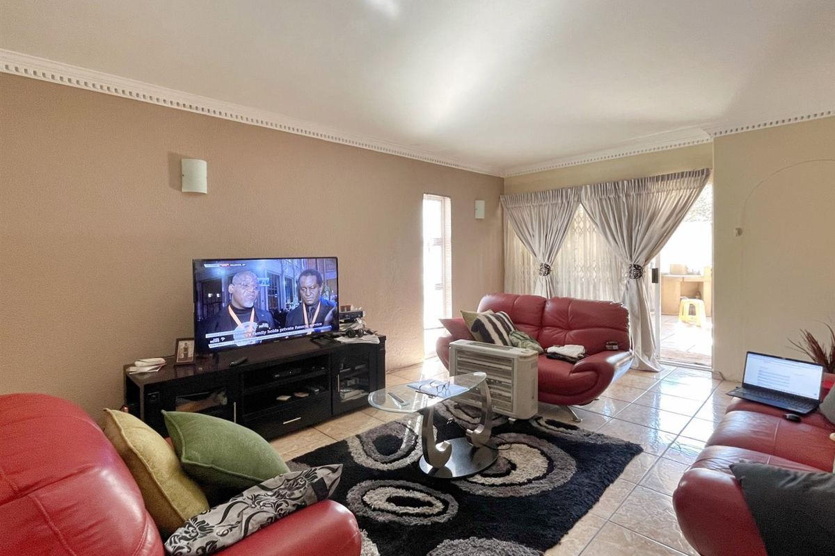 Townhouse For Sale in Bedfordview - Photo 3